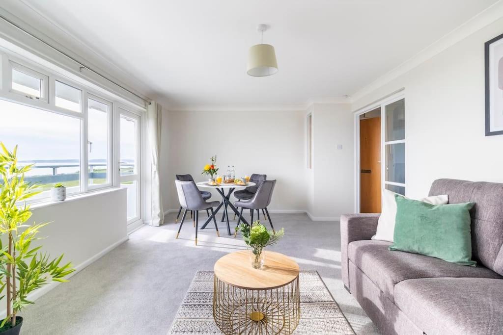 Wow! Seaview Beach Apartment Sleeps 6-Free Parking Bournemouth Eksteriør billede